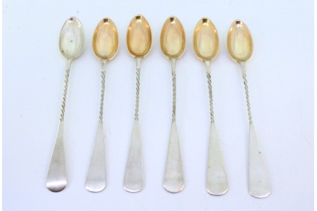Conjunto de seis colheres de gelado em prata com cabos retorcidos e conchas douradas.